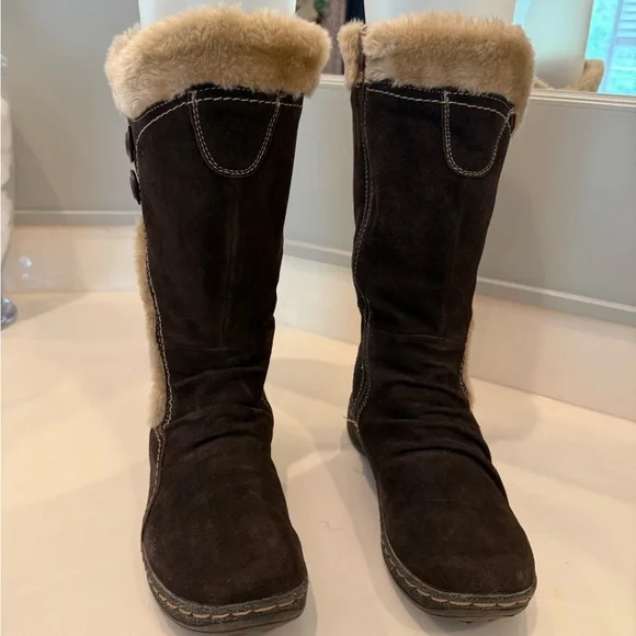 G.H. Bass & Co. Brown Suede Winter Boots with Cream Fur - Picture 3 of 8